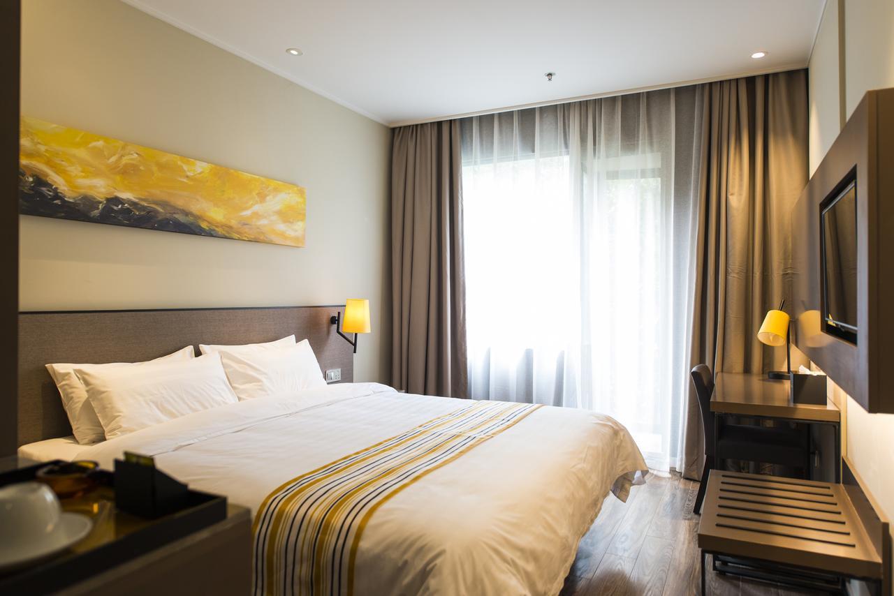 Home Inns Plus Shanghai Xujiahui Branch Exterior foto